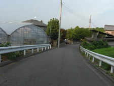 6 : 道なりに直進、右側にファクトリーがあります